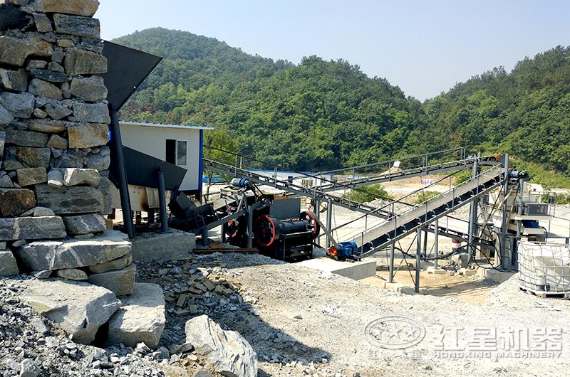 顎式細破碎機破碎現場，搭配制砂機使用